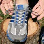 Не все знают, как правильно завязывать шнурки на кроссовках, или зачем нужны дополнительные два отверстия для шнурков.