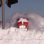 Никогда даже не задумывался, как может ехать поезд сквозь снег, пока не посмотрел данный ролик.