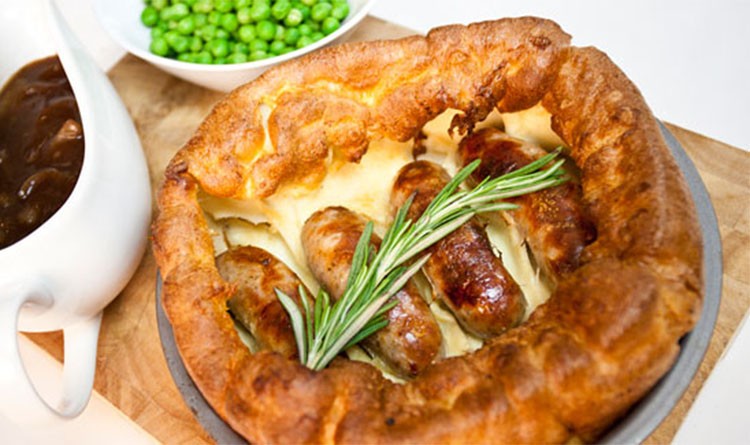 жаба в норке рецепт. жаба в норке блюдо. британское блюдо жаба в норке. Toad in the hole блюдо. жаба в норке английское блюдо.