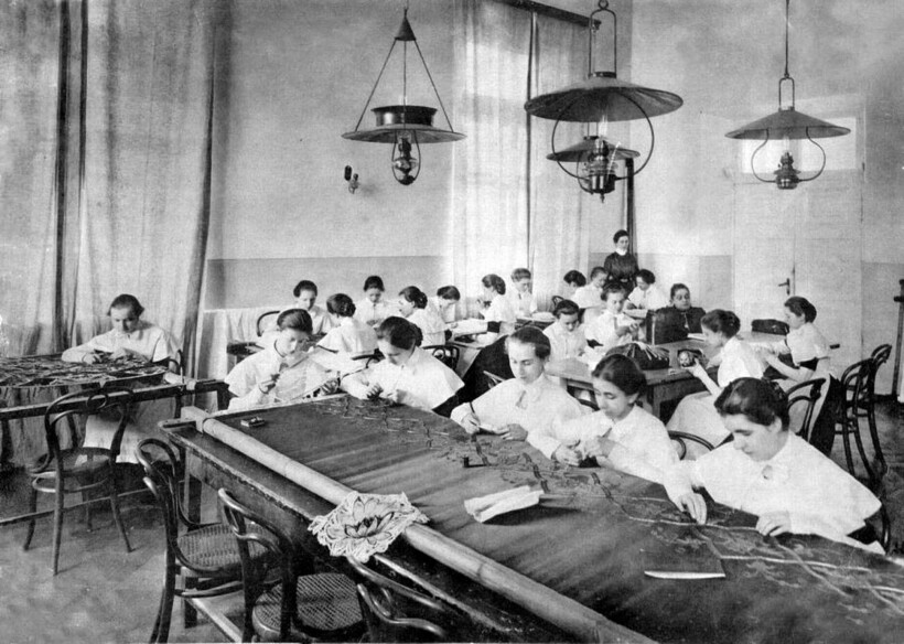 Урок рукоделия в Смольном институте. 1889 год. Фото: birdinflight.com
